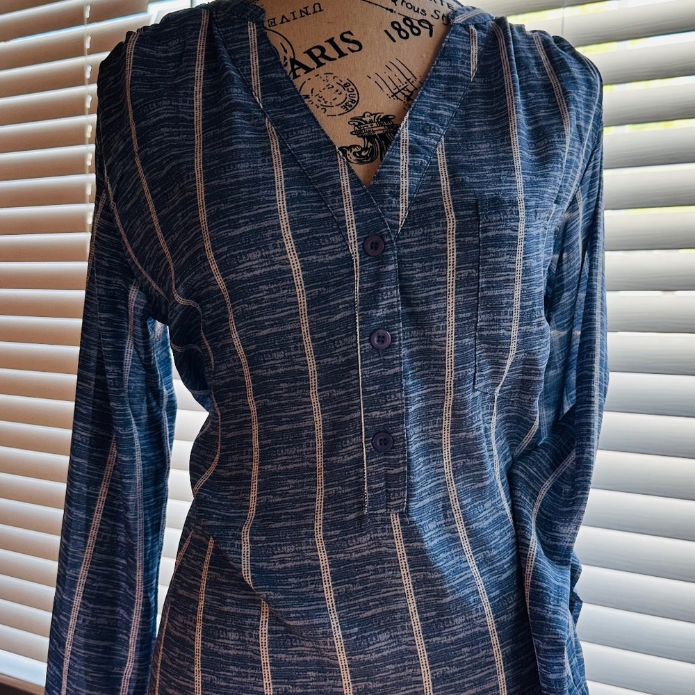 Size Small Relaxed Fit Casual Blouse